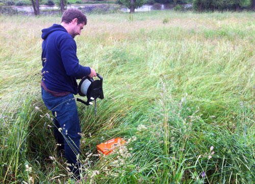 Thomas measures the groundwater piezometric levels